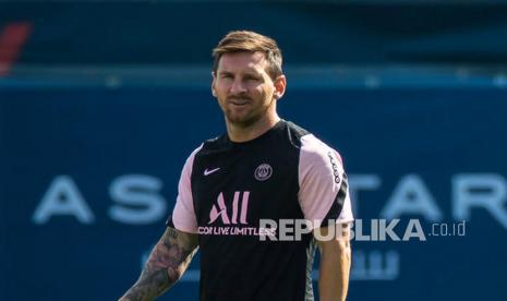 Lionel Messi menghadiri sesi latihan di kompleks olahraga Camp des Loges dekat Paris, Prancis, Jumat (13/8/2021).