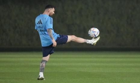 Lionel Messi mengontrol bola saat sesi latihan tim sepak bola Argentina di Doha, Sabtu, 19 November 2022. 