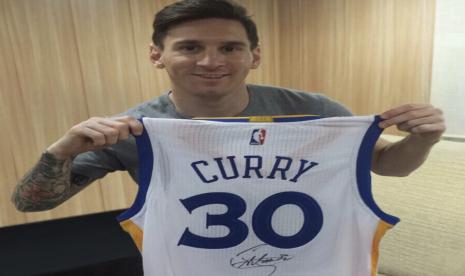 Lionel Messi saat menerima jersey Golden State Warriors milik Stephen Curry beberapa waktu lalu.