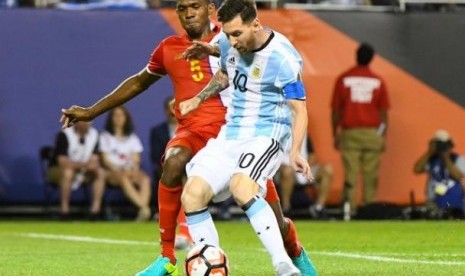 Lionel Messi saat mengantarkan Argentina menaklukkan Panama 5-0 di gelaran Copa Amerika, Sabtu (11/6).