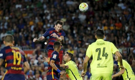 Lionel Messi sedang berusaha menyundul bola ketika tampil di kompetisi La Liga Spanyol antara Barcelona dan Levante di Camp Nou, Senin (21/9) dini hari WIB