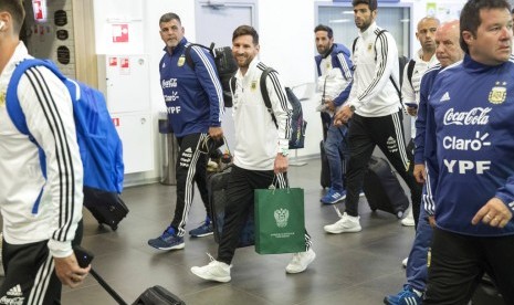 Lionel Messi (tengah) bersama skuat timnas Argentina tiba di Bandara Internasional Zhukovsky, Moskow, pada Sabtu (9/6) malam waktu setempat.