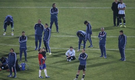 Lionel Messi terduduk lesu setelah gagal membawa Argentina juara Copa America 2015.