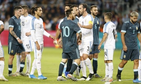 Lionel Messi terlibat adu mulut dengan pemain Uruguay.