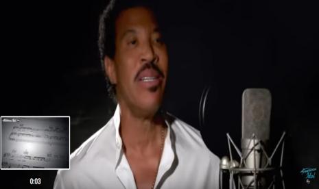 Lionel Richie membawakan kembali lagu We Are The World bersama pemenang American Idol dari seluruh musim.