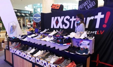 Lippo Mall Kemang menggelar Sneakerpeak vol 2 mulai Jumat (17/11) hingga Ahad (19/11). Beragam merek sepatu ternama hadir di tempat ini dengan berbagai penawaran menarik. 