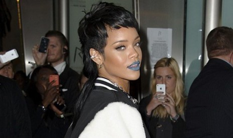 Lipstik biru Rihanna