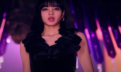 Lisa Blackpink dikabarkan mendapat tawaran Rp 1,2 triliun untuk pindah agensi dan label. (ilustrasi)