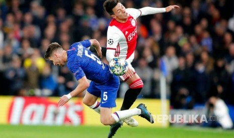 Lisandro Martinez (kanan) dan  Jorginho berebut bola pada laga Liga Champions grup H antara Chelsea dan Ajax di Stadion Stamford Bridge, London, Rabu (6/11). 