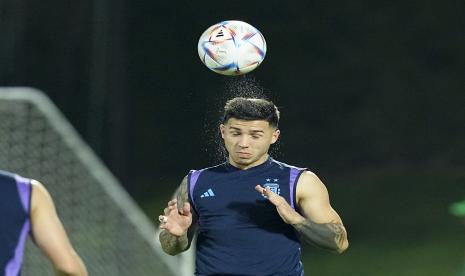 Lisandro Martinez menyundul bola saat latihan resmi Argentina di Qatar 2022.