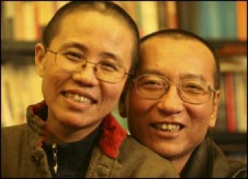 Liu Xa (kiri) diijinkan bertemu dengan suaminya Liu Xiaobo setiap bulan