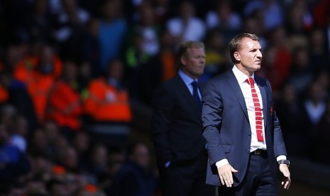 Liverpool manager Brendan Rodgers (R) and Southampton manager Ronald Koeman watch their teams during their English Premier League soccer match at Anfield in Liverpool, northern England August 17, 2014.