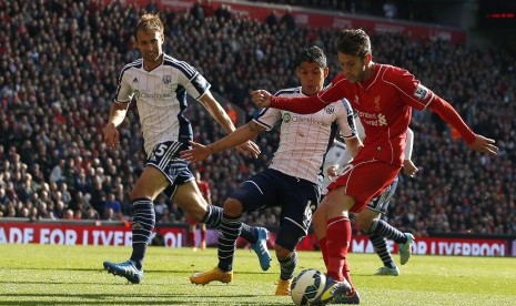 Liverpool's Adam Lallana (R) shoots to score the opening goal during their English Premier League soccer match against West Bromwich Albion at Anfield in Liverpool, northern England October 4, 2014. 