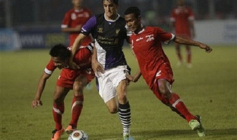 Liverpool's Luis Alberto (center) fight the ball with Indonesia's M Roby (left) and I Made Wirawan (right) during their friendly soccer match at Gelora Bung Karno stadium in Jakarta, Saturday, July, 20, 2013. Liverpool won the match 2-0. 