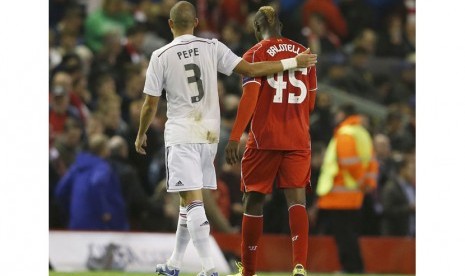 Liverpool's Mario Balotelli (R) walks off the pitch at half-time with Real Madrid's Pepe, before swapping shirts in the tunnel, during their Champions League Group B soccer match at Anfield in Liverpool, northern England October 22, 2014.