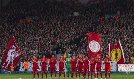 Liverpool's players applaud before their English Premier League soccer match against Chelsea at Anfield Stadium, Liverpool, England. The team will visit Indonesia and have a match with Indonesian national team. (file photo)