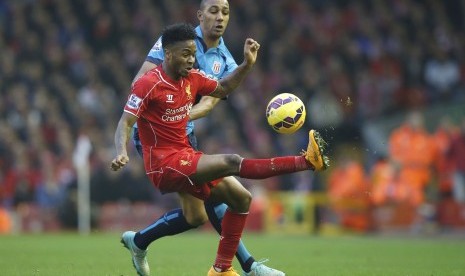 Liverpool's Raheem Sterling (FRONT) is challenged Stoke City's Steven N'Zonzi during their English Premier League soccer match at Anfield in Liverpool, northern England November 29, 2014.