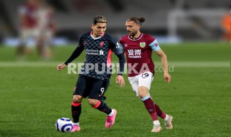 Striker Liverpool Roberto Firmino	Vs striker Burnley Jay Rodriguez (kanan).