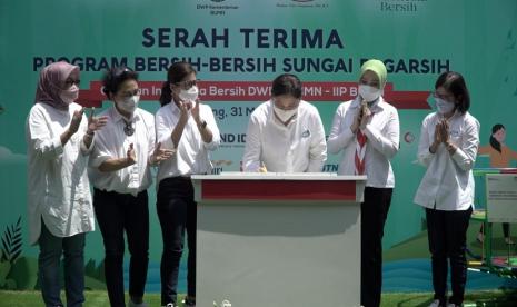  Liza Erick Thohir selaku Penasihat DWP Kementerian BUMN dan Ketua Umum IIP BUMN menggaungkan Gerakan Indonesia Bersih dengan melaksanakan Program Bersih-bersih Sungai #JagaSungaiJagaKehidupan di Sungai Pagarsih, Kota Bandung, Jawa Barat.