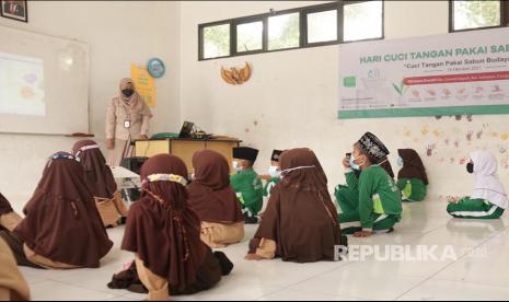 LKC-DD Banten melangsungkan kegiatan edukasi serentak di tiga tempat, yaitu Sekolah Dasar Islamiyah Ciwaru, Sekolah Dasar Islam Kreatif dan Pos Sehat Cisauk, Banten, (15/10).