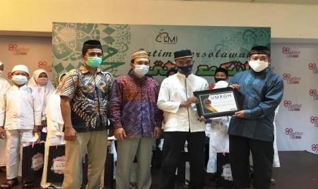 LMI berangkatkan umroh yatim piatu penghafal Alquran.