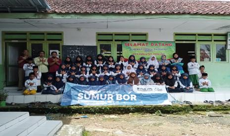  LMI Bersama Yayasan Manarul Ilmi ITS memberikan bantuan wakaf sumur bor kepada ponpes Raudlatul Thullab. 