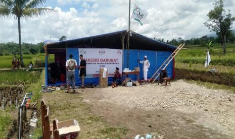 LMI membangun masjid sementara di wilayah terdampak gempa Cianjur.