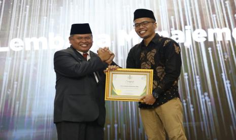 LMI mendapatkan penghargaan BAZNAS Award 2023.