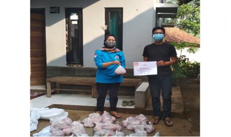 LMI menyalurkan bantuan daging kurban kepada Desa Sumur Bandung, Bandung Barat, Selasa (20/7).