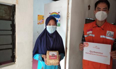 LMI salurkan daging qurban untuk warga terdampak covid di Jakarta Pusat.