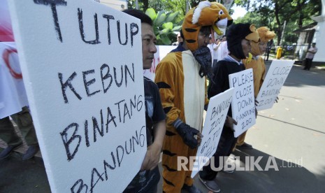 LMS Scorpion Trade Monitoring Group melakukan unjuk rasa menuntut penutupan Kebun Binatang Bandung, di Balai Kota Bandung, Jumat (29/7). (Mahmud Muhyidin)