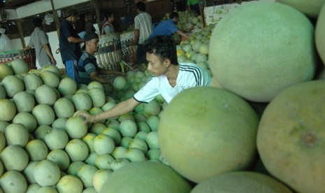 Local fruits are on display in a street vendor. Indonesian government will boost the export volume of horticulture products to neighboring countries. (illustration)