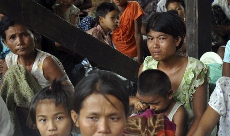 Local residences take refuge at a monastery in Sittwe, capital of Rakhine state in western Myanmar, where sectarian violence is impacting on the local population Monday June 11, 2012. The Buddhist-Muslim violence, which has left at least seven people dead 