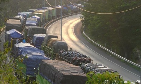 Logistic trucks snake for at leat two days before cross the Sunda Strait to Bakauheni Port in Sumatra. (file photo)   