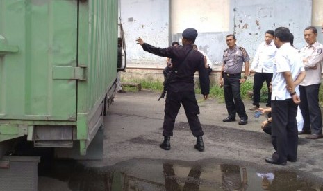 Logistik Pemilihan Gubernur (Pilgub) 2018 tiba di terminal kargo bekas bandara Polonia, Medan, Senin (4/6). 