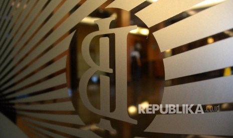 Bank Indonesia menurunkan suku bunga acuan 25 basis poin dari lima persen menjadi 4,75 persen menanggapi kondisi global terkini.