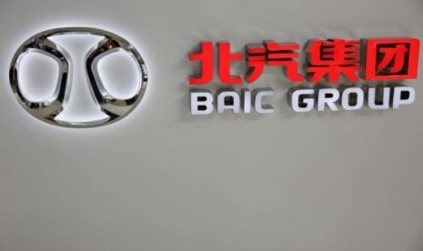 logo Beijing Automotive Group (BAIC) pada pameran otomotif Cina 