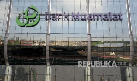  Logo besar Bank Muamalat terpasang di Muamalat tower, Kuningan, Jakarta. 