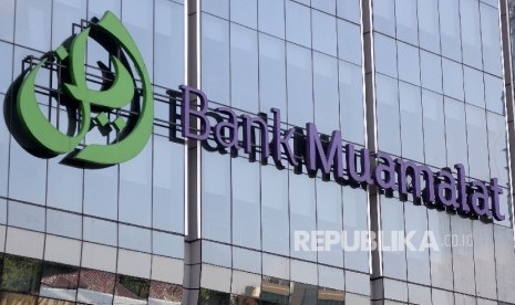 Logo besar Bank Muamalat terpasang di Muamalat tower, Kuningan, Jakarta.