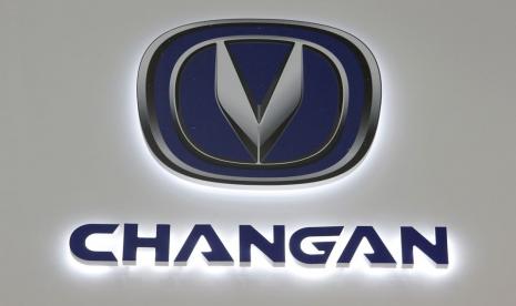 Logo Changan terlihat di stan pembuat mobil di Moscow International Auto Salon 2016 di Moskow, Rusia, 26 Agustus 2016. Foto ilustrasi.