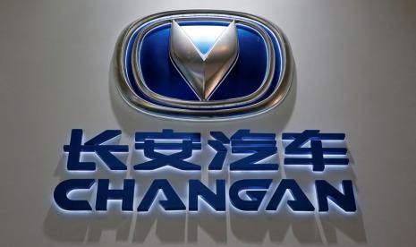 Logo Chongqing Changan Automobile ditampilkan di stannya selama pameran otomotif Auto China 2016 di Beijing, China, 25 April 2016.  Foto ilustrasi.