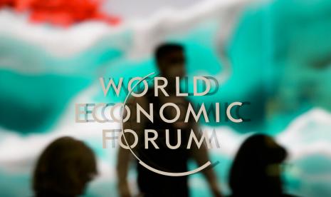 Logo Forum Ekonomi Dunia ditampilkan di jendela selama Pertemuan Tahunan Forum di Davos, Swiss Selasa, 17 Januari 2023. Pertemuan tahunan Forum Ekonomi Dunia berlangsung di Davos dari 16 Januari hingga 20 Januari 2023.