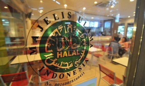 Logo halal Majelis Ulama Indonesia (MUI) terpampang dipintu masuk salah satu restoran cepat saji di Jakarta, Senin (13/4). (Republika/Edwin Dwi Putranto) 