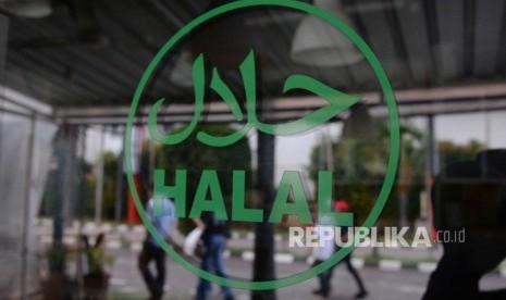  Logo halal terpampang dipintu masuk salah satu restoran cepat saji di Jakarta, Ahad (16/10).