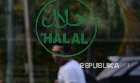 Logo halal terpampang dipintu masuk salah satu restoran cepat saji di Jakarta, Ahad (16/10).