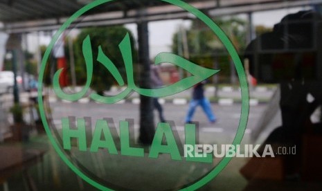 Logo halal terpampang dipintu masuk salah satu restoran cepat saji di Jakarta, Ahad (16/10).