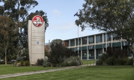 Logo Holden terpampang di luar pabriknya di kawasan Elizabeth, Australia Selatan.  