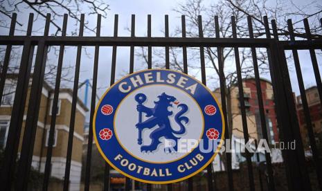  Logo klub Liga Utama Inggris Chelsea FC dipajang di luar lapangan Chelsea di Stamford Bridge di London barat, Inggris, 28 Februari 2022. Pemilik Chelsea Roman Abramovich telah menyerahkan kepengurusan ke yayasan amal klub di tengah sanksi terhadap orang-orang yang terkait dengan Negara Rusia menyusul Invasi Rusia ke Ukraina. 