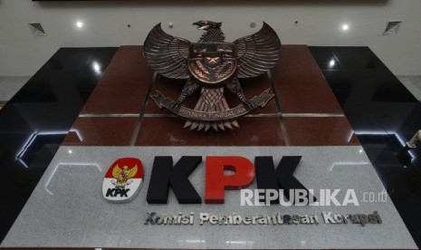  Logo KPK serta lambang Burung Garuda di ruang tunggu Gedung KPK, Jakarta, Ahad (19/2). 