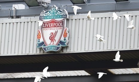 Logo Liverpool di Stadion Anfield.